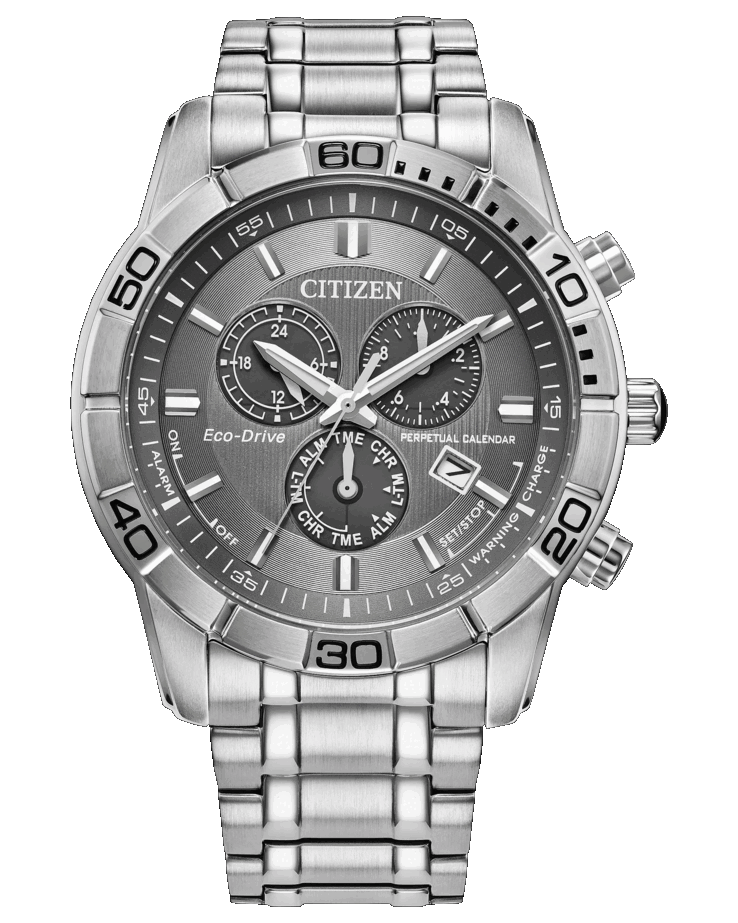 Gri kadranlı, fırçalanmış paslanmaz çelik 44 mm kasalı, sabit 60 dakikalık çerçeveli ve üç alt kadranlı Citizen Classic Eco-Drive kronograf.