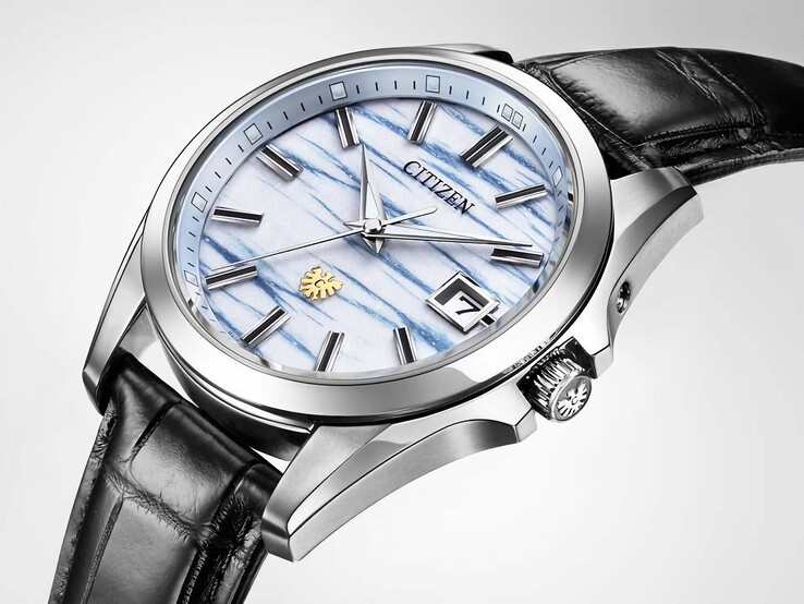 Citizen AQ4090-08A modelinin, indigo renkli washi kağıt kadranı, gümüş tonlu ibreleri, tarih penceresi ve parlak titanyum kasasını gösteren açılı bir yakın çekim fotoğrafı.