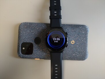 Xiaomi akıllı saat ile ters kablosuz şarj da mümkündür.
