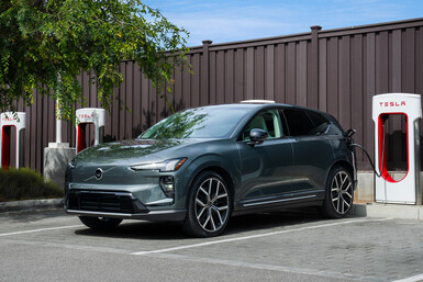 2026'nın dördüncü çeyreğinden itibaren, kompakt EX30 gibi tamamen elektrikli Volvo modellerinin sürücüleri, doğrudan Volvo'nun kendi akıllı telefon uygulaması aracılığıyla Avrupa genelinde 20.000'den fazla Tesla Supercharger'ı kullanabilecekler