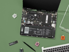 Framework Laptop 13'ün iç aksamını gösteren bir tanıtım fotoğrafı