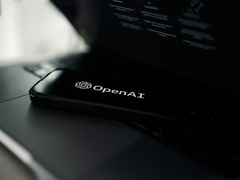 Bir telefonda OpenAI logosu