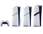 PlayStation DualSense kumandası, disk sürücülü PS5 konsolu, PS5 Digital Edition ve PS5 Pro (soldan sağa).