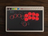 8BitDo'nun yeni Arcade Controller Pro modeli, entegre Ultimate Yazılımı'na sahip dahili bir ekrana sahiptir.