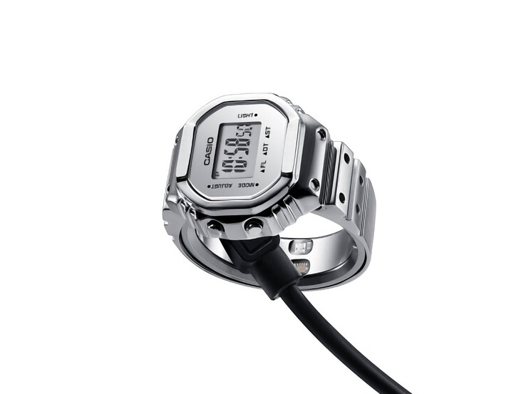 Casio CRW-H001M-8 akıllı yüzük saat, manyetik USB şarj kablosuna bağlıdır.