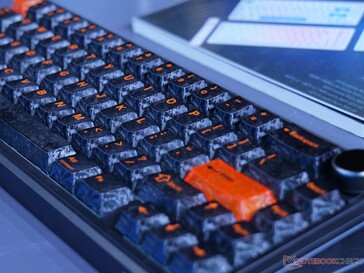 Karbon fiber tuş kapakları, tamamen yeni bir görsel dokunuş katıyor