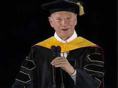 Google'ın eski CEO'su Eric Schmidt'in Arizona Üniversitesi'nin 2026 yılı mezuniyet töreninde öğrencilere seslenişinden bir ekran görüntüsü