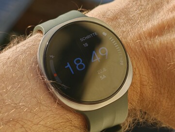 Doğrudan güneş ışığı altındaki Galaxy Watch9