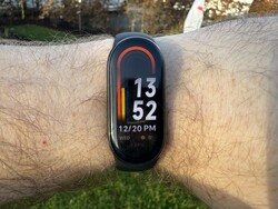 Xiaomi Smart Band 8 güneş ışığında