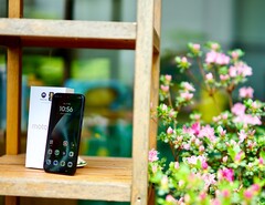 Motorola Moto G87, çok fazla ses basıncına sahip, ancak orta düzeyde ses veren hoparlörler sunar.