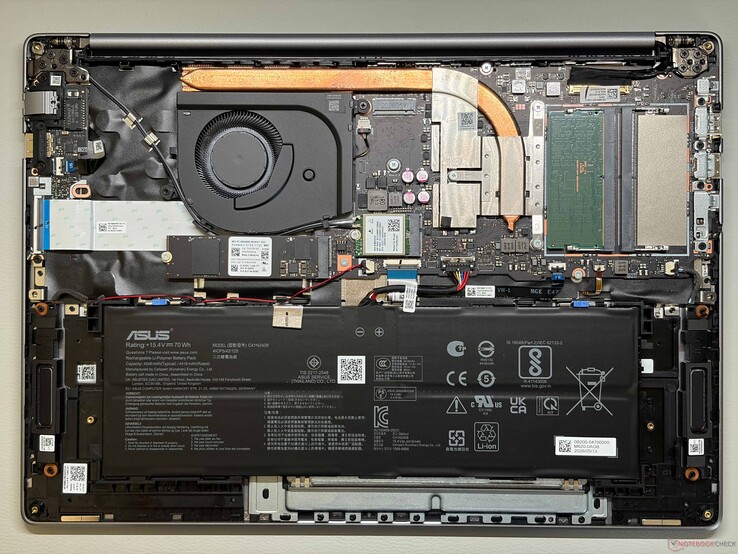 Karşılaştırma amacıyla Asus ExpertBook PM5605. Dış tasarımları benzer olmasına rağmen, iki model arasında SODIMM ve pil kapasitelerinde orta derecede değişiklikler bulunmaktadır.