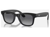 Beyaz arka plan üzerinde önden gösterilen siyah Ray-Ban Meta Gen 2, ön köşelerde kamera ve çekim LED'i