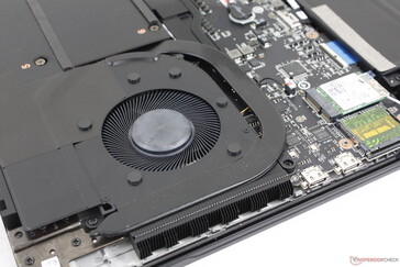 Soğutma çözümü ikiz ~60 mm fan ve buhar odası soğutucusundan oluşur