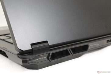 Pürüzsüz simsiyah yüzeyler göze hoş görünmeyen parmak izlerini çeker