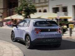 Nio Firefly’ın asfaltta keskin bir viraj aldığı anın arkadan çekilmiş görüntüsü