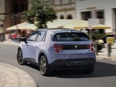 Nio Firefly’ın asfaltta keskin bir viraj aldığı anın arkadan çekilmiş görüntüsü