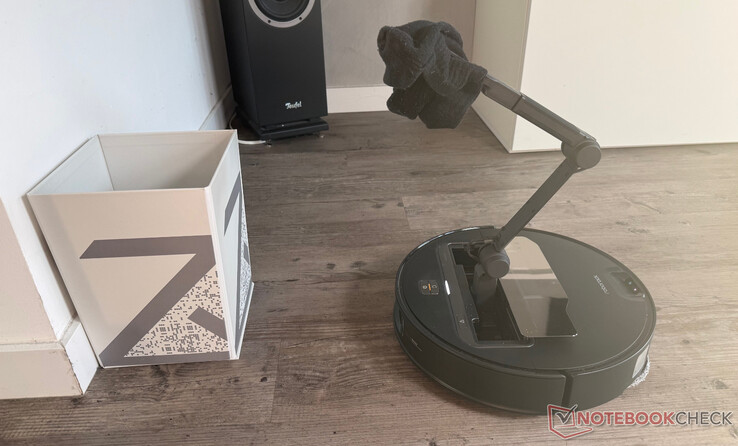 OmniGrip robotik kol bir çorabı temizlerken iş başında
