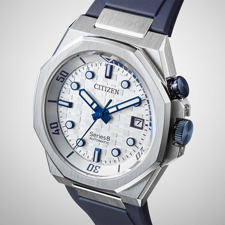 Kadran dokulu bir Japon dama tahtası desenine sahiptir