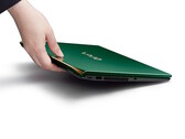 Deep Emerald rengindeki yenilenmiş Vaio SX14-R dizüstü bilgisayar, 1 kg'ın altındaki karbon fiber gövdesinde daha hızlı yapay zeka işlem gücü sunuyor.