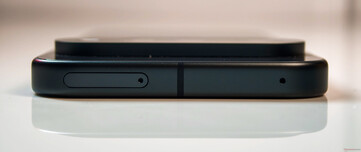 Üst: Nano SIM tepsisi, Mikrofon