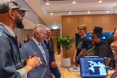Tim Cook, Battersea Power Station’daki Apple genel merkezinde Kral III. Charles ile birlikte