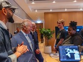 Tim Cook, Battersea Power Station’daki Apple genel merkezinde Kral III. Charles ile birlikte