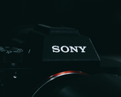 Bir fotoğraf makinesindeki Sony logosunun yakın çekimi.