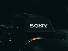 Bir fotoğraf makinesindeki Sony logosunun yakın çekimi.