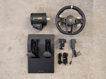 VelocityOne Race KD3 dingil mesafesi, direksiyon simidi, pedallar, masa kelepçesi, güç adaptörü ve kablolar.