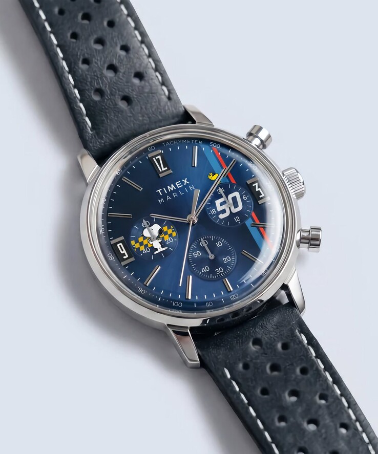 Timex Peanuts x Marlin Kronograf, cilalı paslanmaz çelik kasası, mavi güneş ışını desenli kadranı ve delikli mavi deri kayışıyla bir açıdan gösterilmiştir.