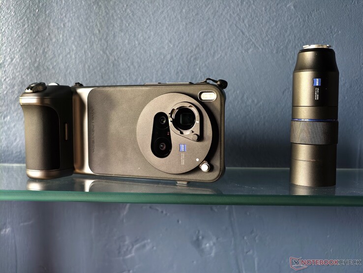 Tutamağı kısayol düğmesi yerine kamera deklanşörü olarak kullanmak için Vivo X300 Pro'yu 180° çevirmeniz gerekir