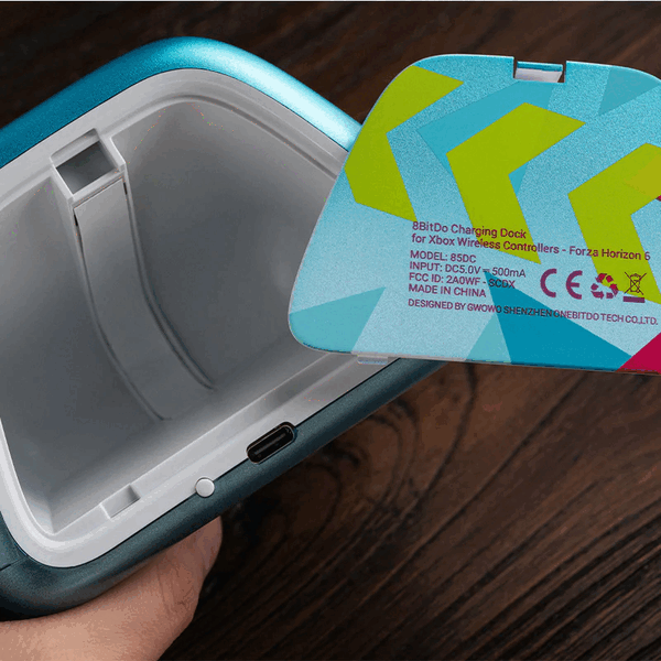 8BitDo şarj yuvası, Xbox kumandasına yönelik küçük aksesuarlar için bir saklama bölmesine sahiptir.