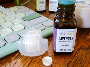 Koku gücünü azaltmak için daha az damla aromatik yağ ekleyin. (Resim kaynağı: Notebookcheck)