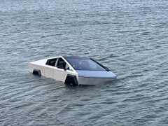 Bir Tesla Cybertruck, başarısız bir Wade Mode testinin ardından Teksas'taki Grapevine Gölü'nden kurtarılmak zorunda kaldı.