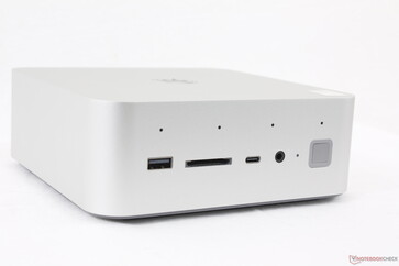 Ön taraf: USB-A 3.2 Gen. 2 (10 Gbps), SD kart okuyucu, USB-C w / DisplayPort (10 Gbps), 3,5 mm kulaklık, Parmak izi özellikli Güç düğmesi, Dörtlü mikrofon dizisi