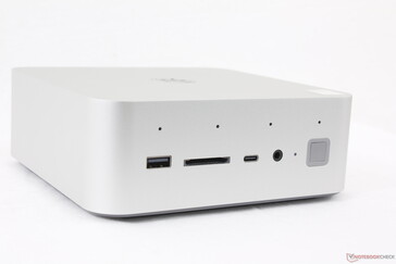 Ön taraf: USB-A 3.2 Gen. 2 (10 Gbps), SD kart okuyucu, USB-C w / DisplayPort (10 Gbps), 3,5 mm kulaklık, Parmak izi özellikli Güç düğmesi, Dörtlü mikrofon dizisi