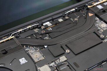 Soğutma çözümü, ikiz ~50 mm fanlara sahip tek bir büyük bakır ısı borusundan oluşur