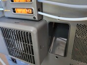 Filament tamponu üstte, filtre ise onun altında solda görünür