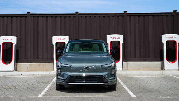2026'nın dördüncü çeyreğinden itibaren, kompakt EX30 gibi tamamen elektrikli Volvo modellerinin sürücüleri, doğrudan Volvo'nun kendi akıllı telefon uygulaması aracılığıyla Avrupa genelinde 20.000'den fazla Tesla Supercharger'ı kullanabilecekler.