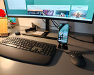 Google Pixel 10a, bir monitöre bağlanmış ve giriş cihazı olarak Logitech MK880 ile eşleştirilmiştir.
