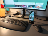Google Pixel 10a, bir monitöre bağlanmış ve giriş cihazı olarak Logitech MK880 ile eşleştirilmiştir.