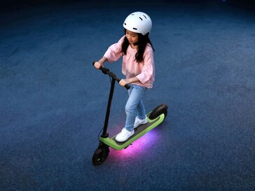 Segway C2 Go, 256 renkli RGB aydınlatma sunar.
