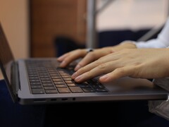 Dizüstü bilgisayar klavyesinde yazan eller