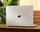 Bildirildiğine göre, Surface 'Minos' Siyah ve Platin renk seçenekleriyle satışa sunulacak; resimde Surface Laptop 8 görülüyor.