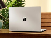 Bildirildiğine göre, Surface 'Minos' Siyah ve Platin renk seçenekleriyle satışa sunulacak; resimde Surface Laptop 8 görülüyor.