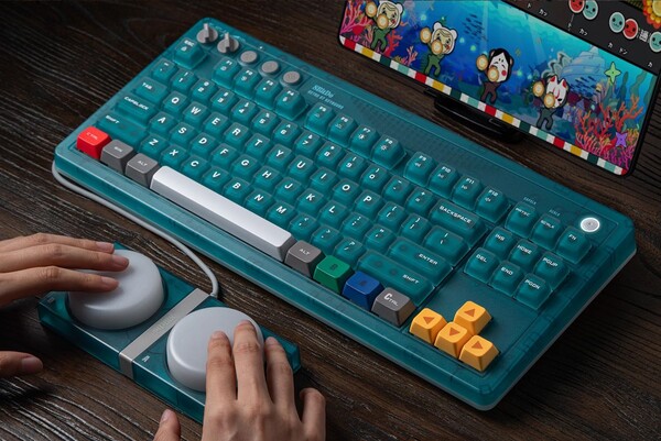 Retro 87 Mekanik Klavye N64 Sürümü, iki adet kablolu Super Button ile birlikte gönderilir.