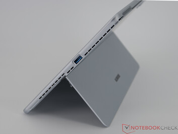 Sağ: 1 × USB 3.0 Tip-A