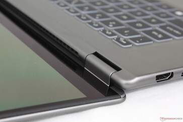 Kapak, XPS 16'nın aksine neredeyse 180 derece dönebiliyor
