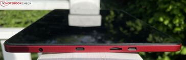 Sol: 3,5 mm kulaklık girişi, USB-C 2.0, microSD yuvası, DisplayPort ile USB-C 3.1 Gen 1