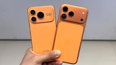 Honor Power 2 ve iPhone 17 Pro Max'in birlikte çekilmiş bir fotoğrafı. Sızan kamera muhafazası tasarımına bakılırsa, Nova 16 SE bu cihazın uzun süredir kayıp olan ikizi olabilir.